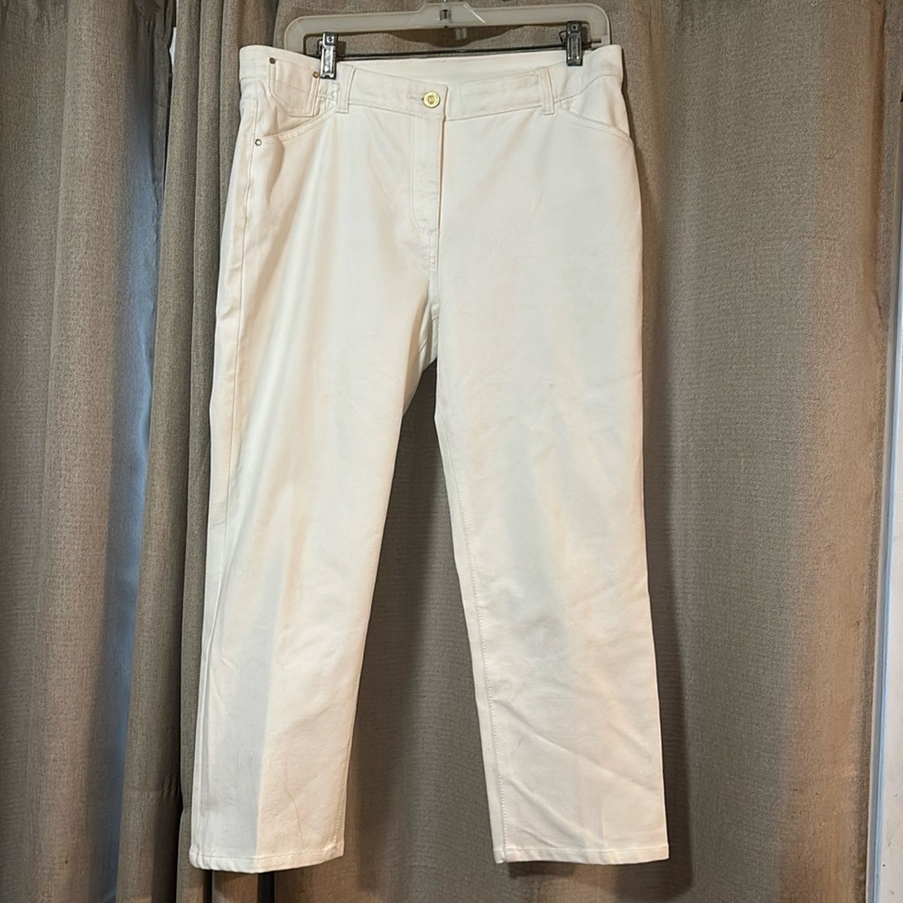 Bright white Chico’s pants with zip back pockets